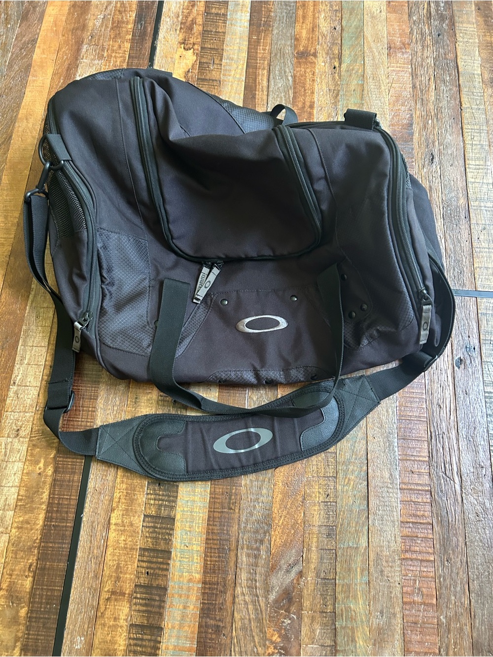 Oakley Vintage Black Duffel Bag with Shoulder Strap